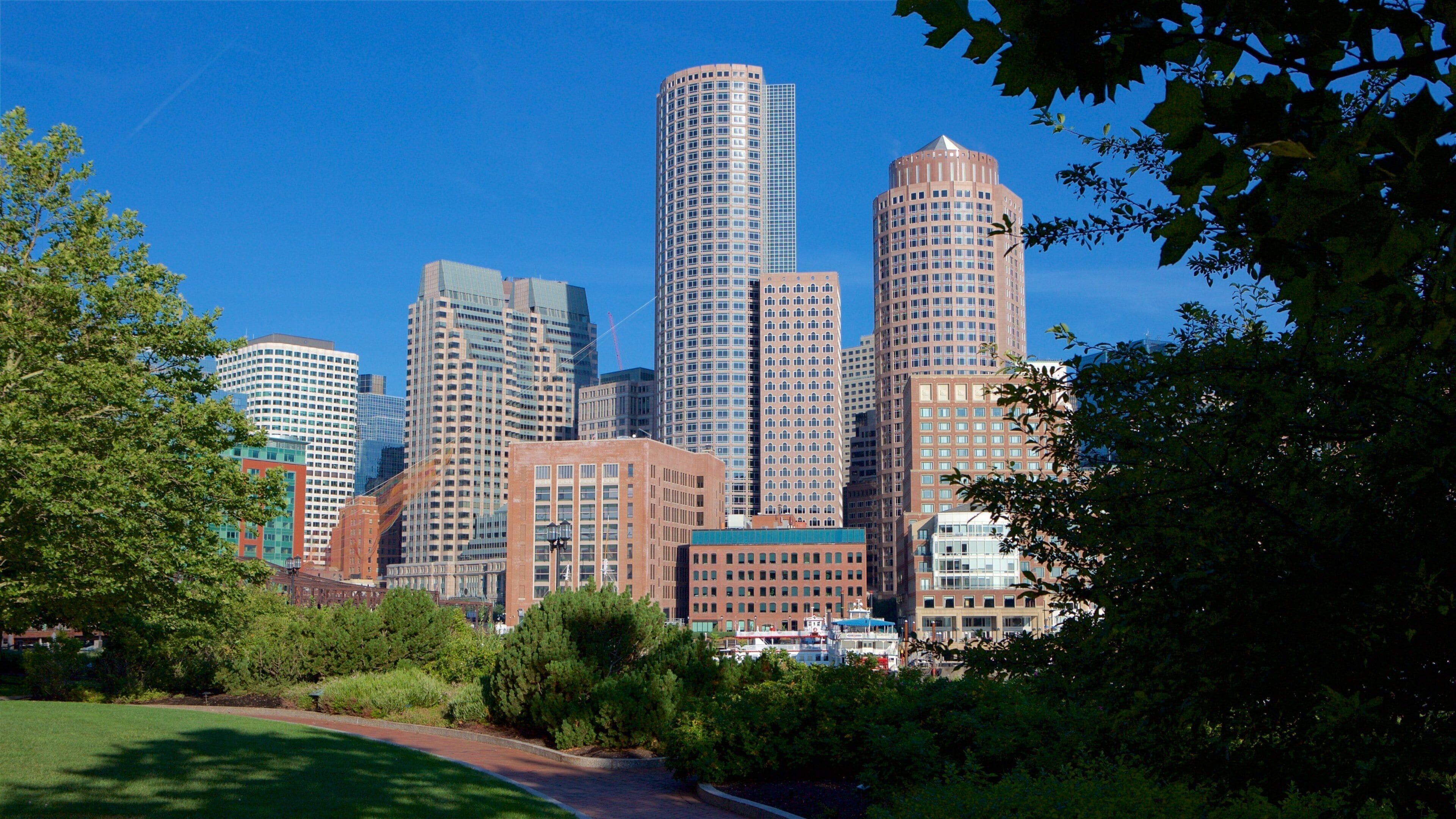 Havneområdet som viser en by, skyline og en høj bygning