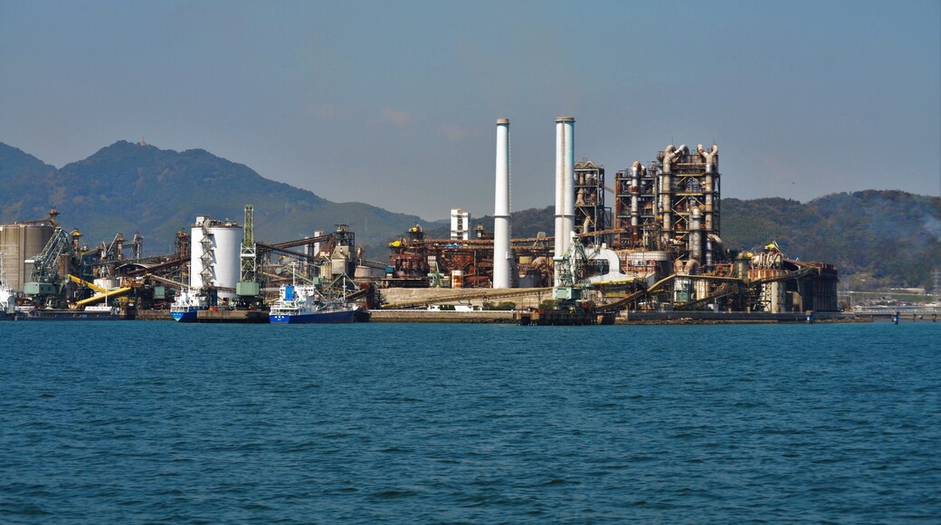 徳山湾から見たトクヤマ南陽工場