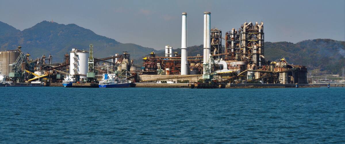 徳山湾から見たトクヤマ南陽工場