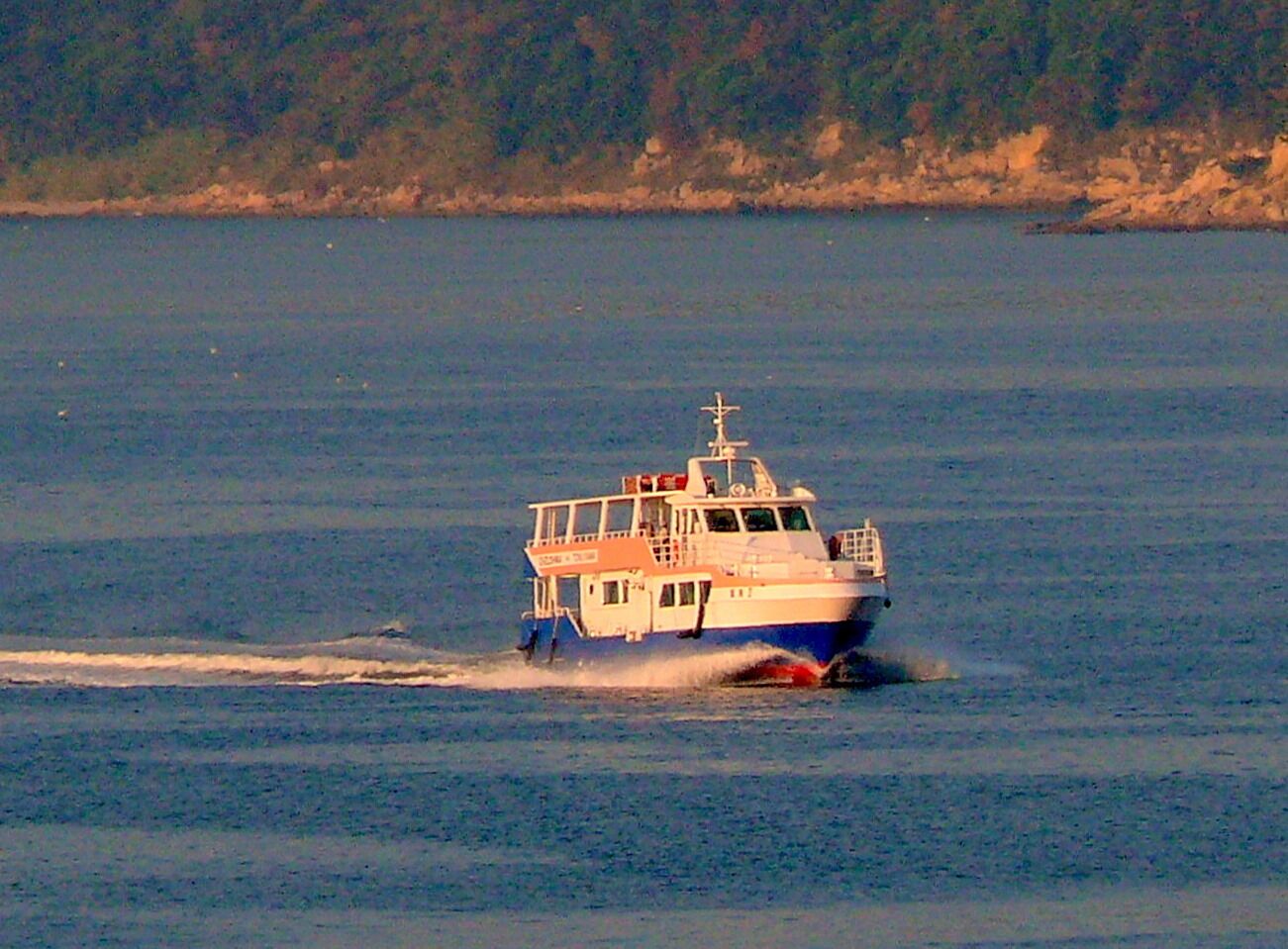 徳山港乗り場へ向う大津島巡航株式会社の旅客船「鼓海Ⅱ」。徳山駅新幹線ホームより撮影。