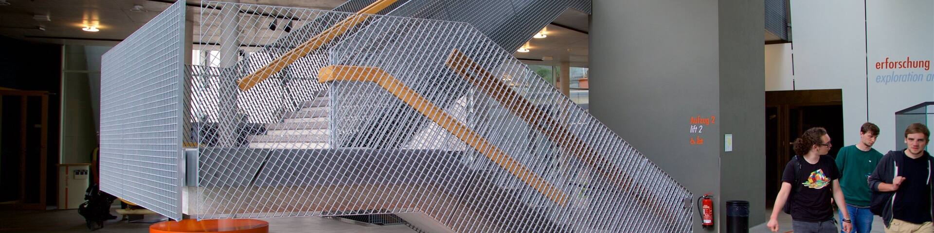 Ozeaneum que inclui vistas internas assim como um pequeno grupo de pessoas