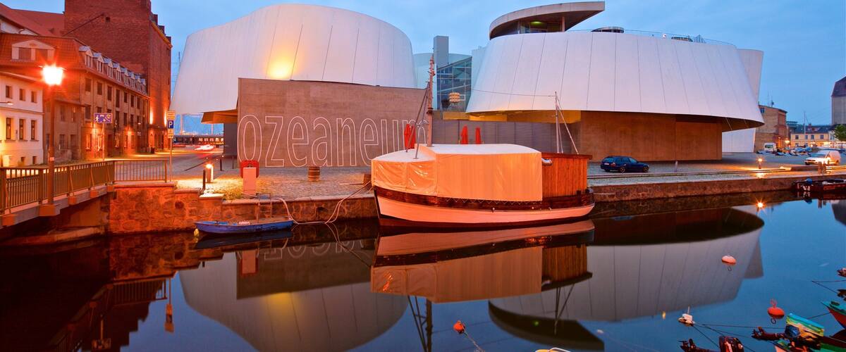 Ozeaneum welches beinhaltet Beschilderung, moderne Architektur und Fluss oder Bach