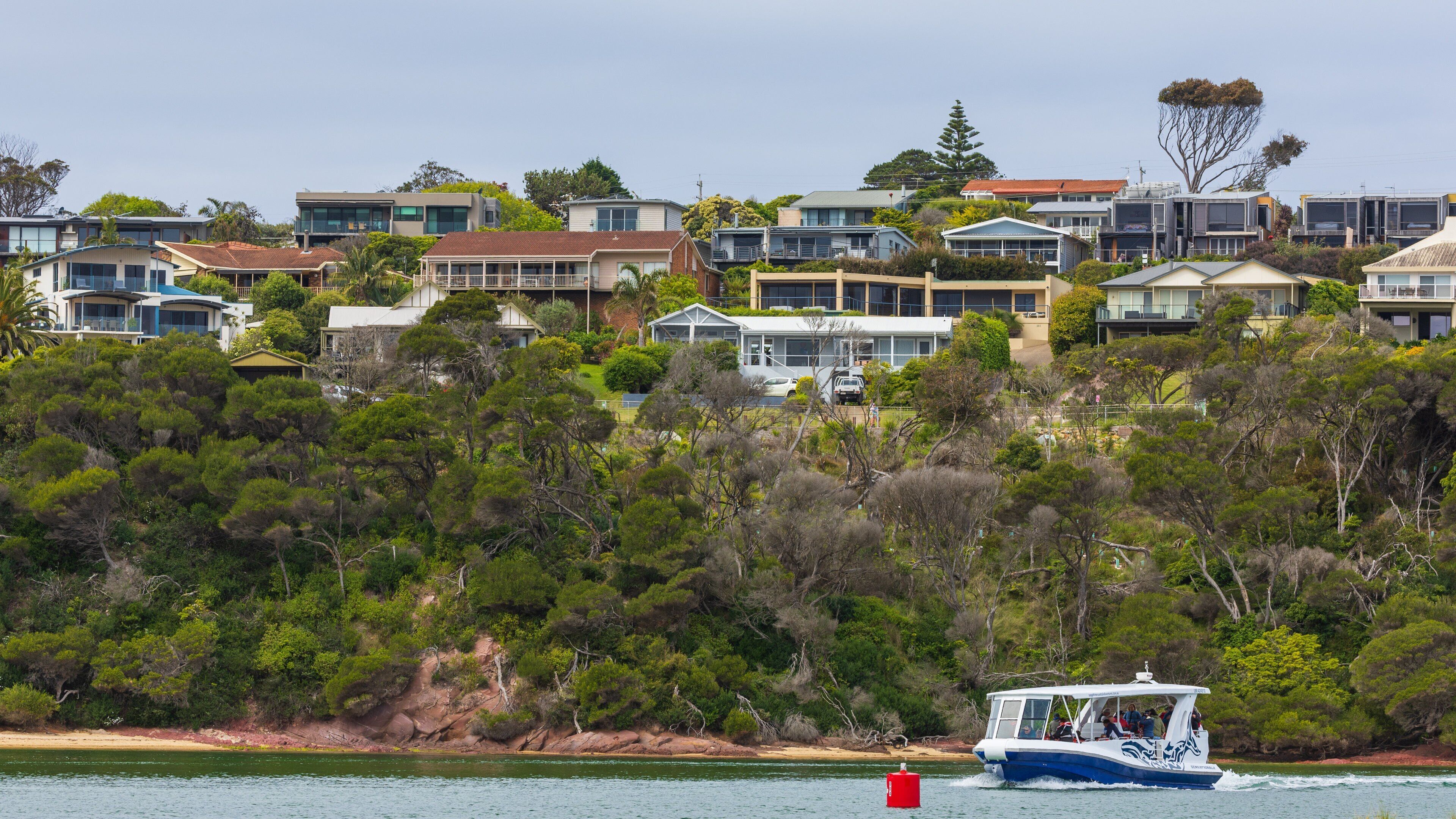 Main Beach Recreation Reserve showing a coastal town and boating