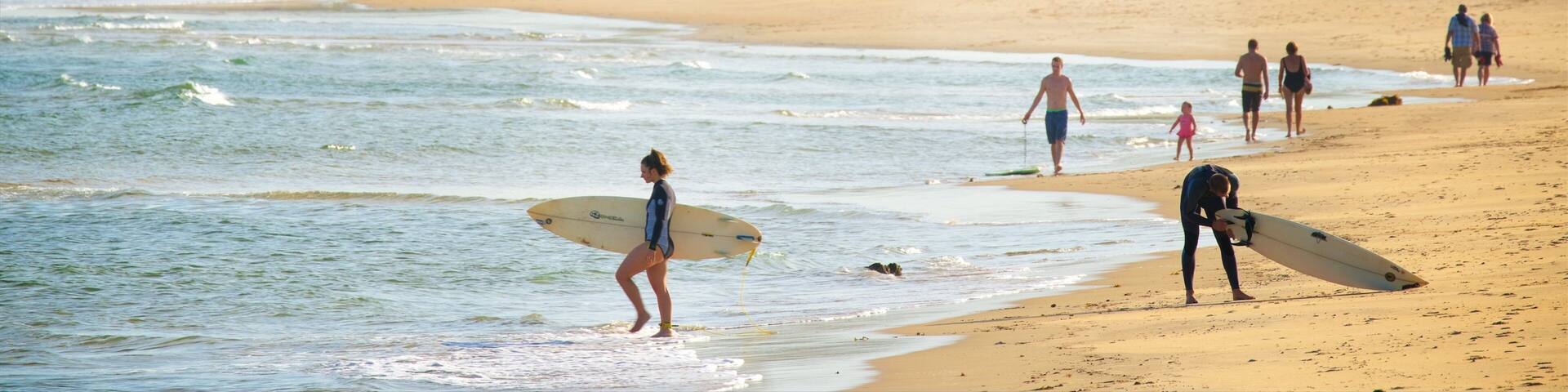 Réserve de Main Beach qui includes plage et surf