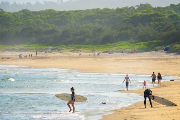 Réserve de Main Beach qui includes plage et surf