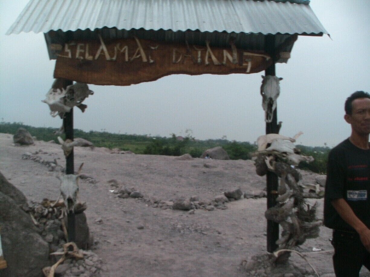 welcome ...
that is my tourist guide :)
according to him....
the word "selamat datang" (welcome)..
and all skulls ....from the animals which died due to the tragedy 