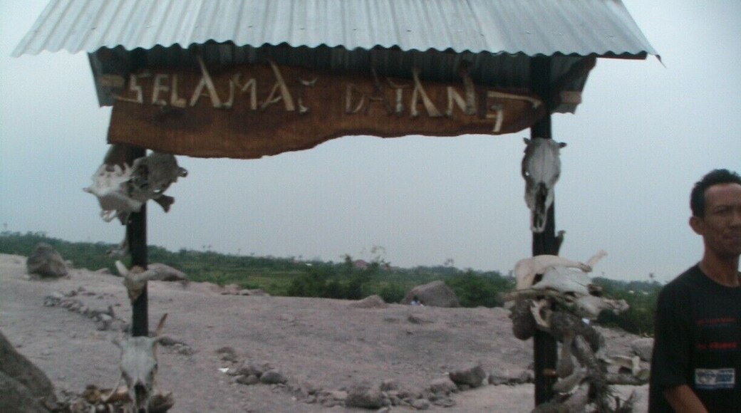 welcome ...
that is my tourist guide :)
according to him....
the word "selamat datang" (welcome)..
and all skulls ....from the animals which died due to the tragedy