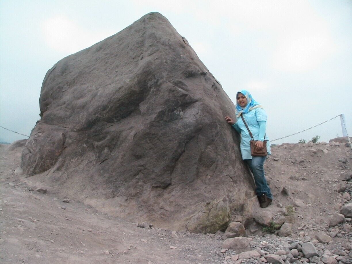 can you see the face?
this huge stone is one of the omission from the merapi eruption
they call "batu berwajah manusi" or translation mean stone with human face