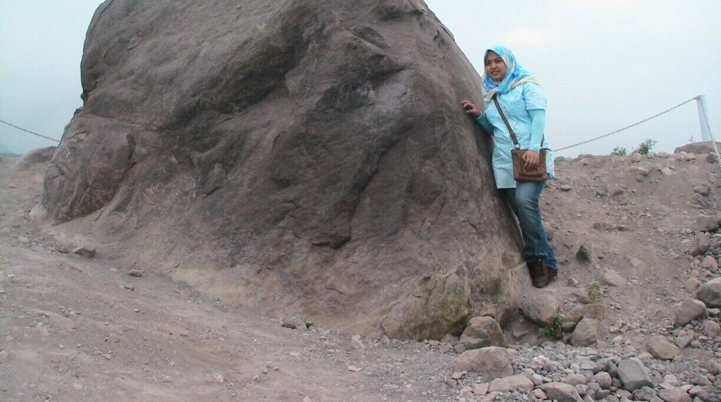 can you see the face?
this huge stone is one of the omission from the merapi eruption
they call "batu berwajah manusi" or translation mean stone with human face