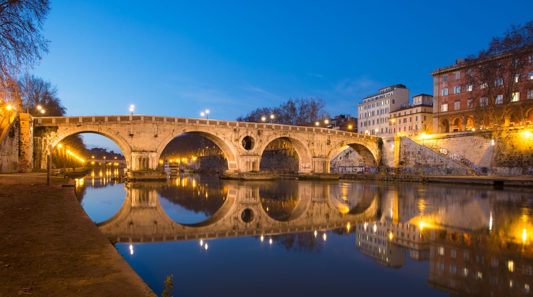 "Ponte Sisto" is a footbridge in Rome's historic centre, spannin