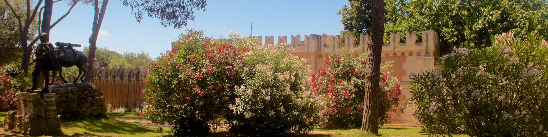 Globe Theatre Rome featuring a statue or sculpture and a garden