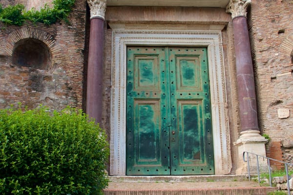 Basílica de Santa Francesca Romana ofreciendo patrimonio de arquitectura