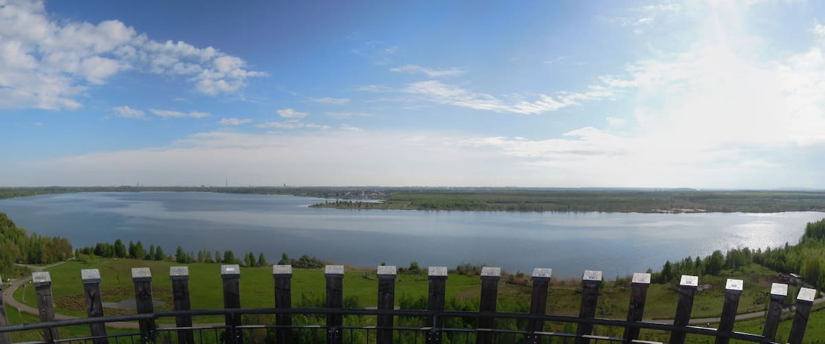 Panoramablick über den Cospudener See vom Aussichtsturm auf der Bistumshöhe im Mai 2015
