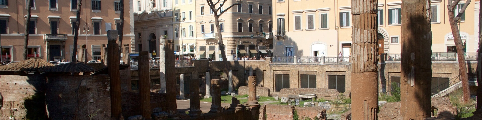 Área Sacra de Largo Argentina mostrando elementos patrimoniales y una ruina