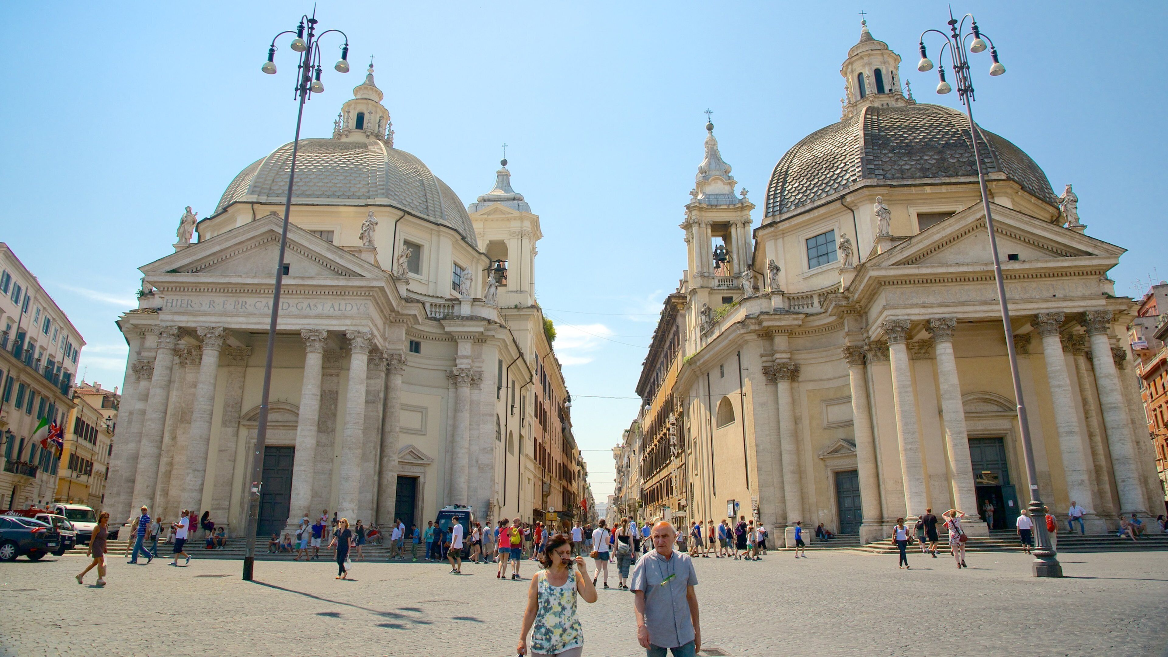 Via del Corso ofreciendo elementos patrimoniales, escenas cotidianas y un edificio administrativo