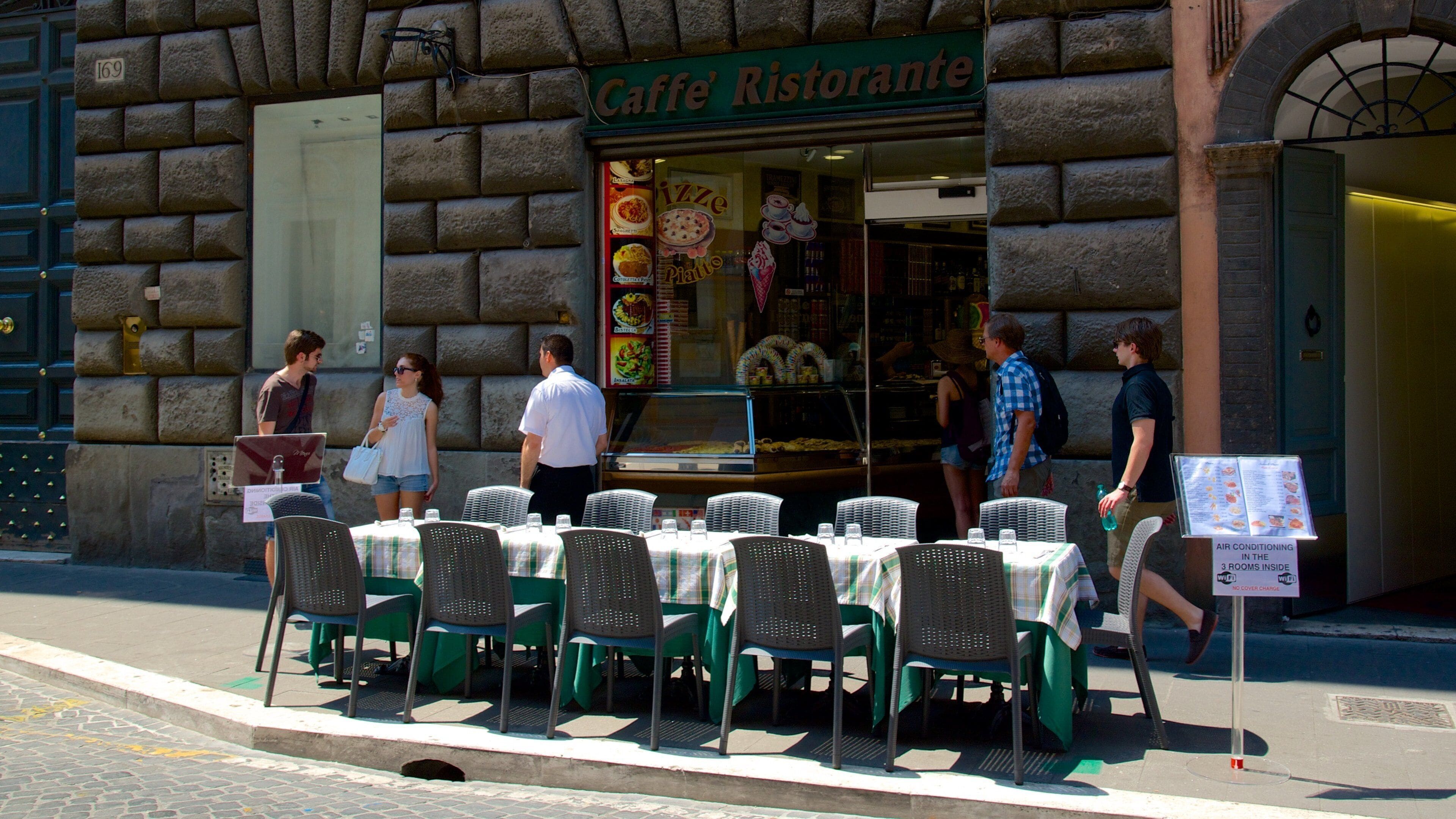 Via del Babuino mostrando comidas al aire libre, escenas cotidianas y ambiente de cafetería