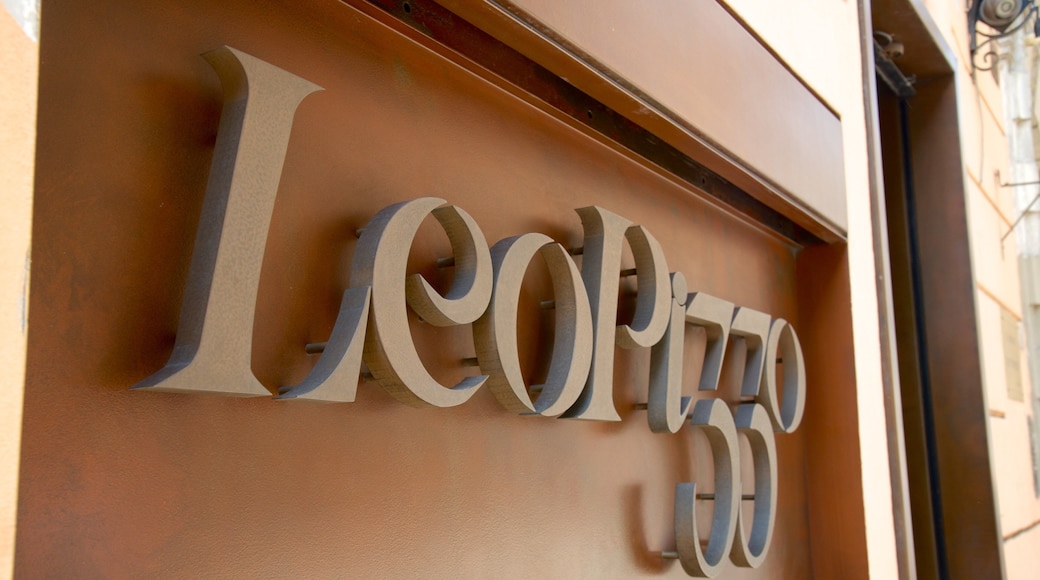 Via del Babuino mostrando señalización