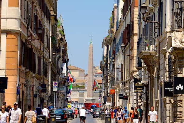 Via del Babuino montrant aspects religieux, monument et ville