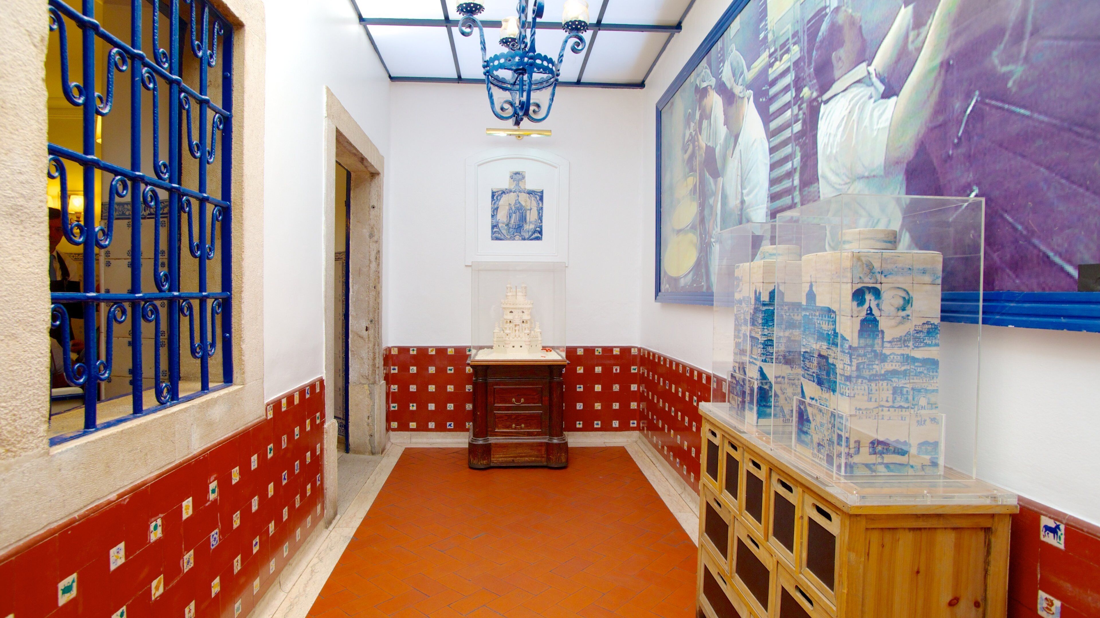 Pasteis de Belem showing interior views