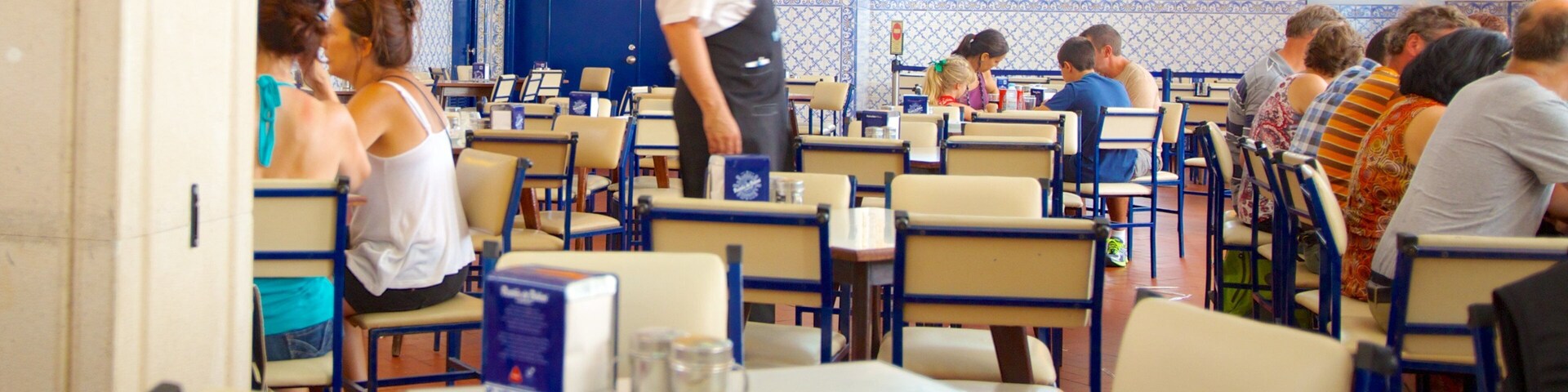 Pastéis de Belém que inclui vistas internas e cenas de cafeteria