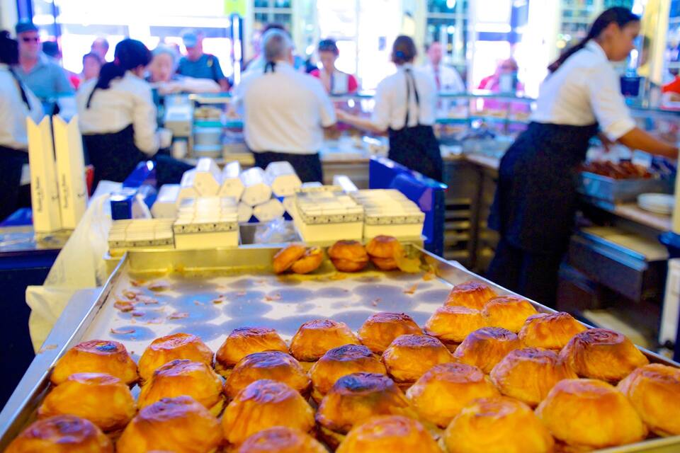 Een bakkerij met versgebakken patisserie.