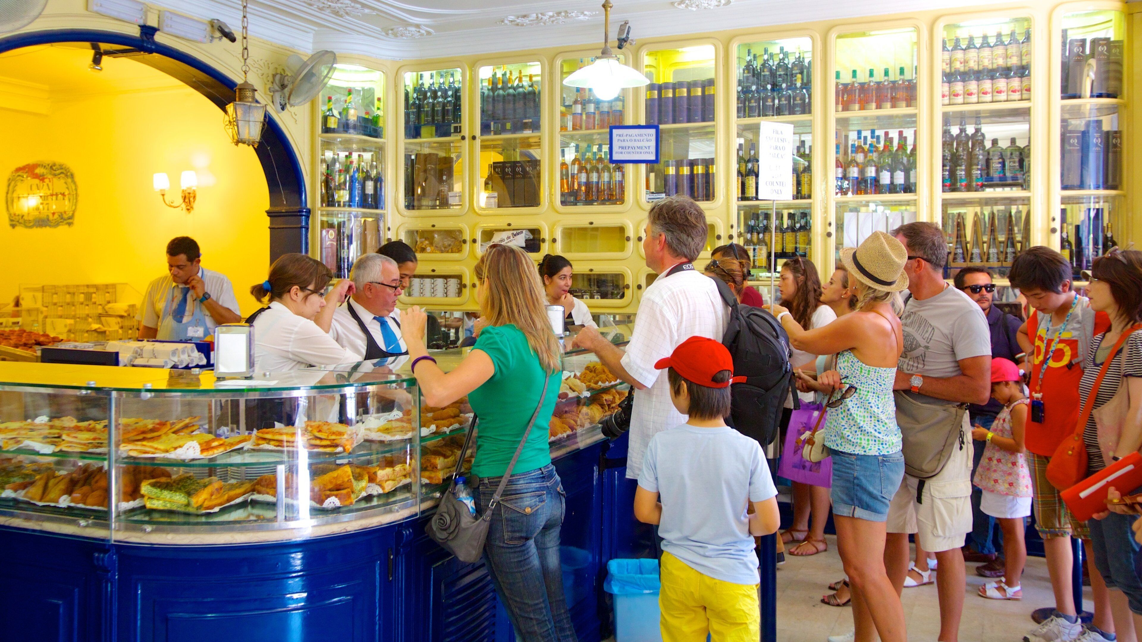 貝倫蛋塔專賣店 其中包括 咖啡廳生活型態 和 內部景觀 以及 大群人