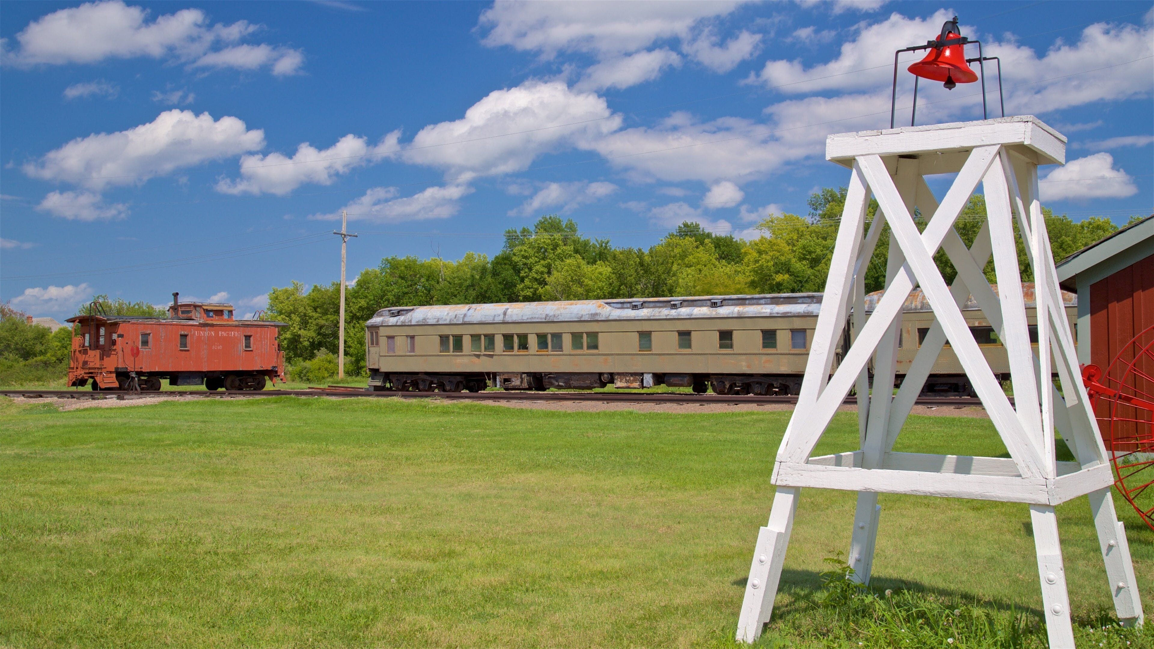 Museo Stuhr de los Pioneros ofreciendo un parque y elementos ferroviarios