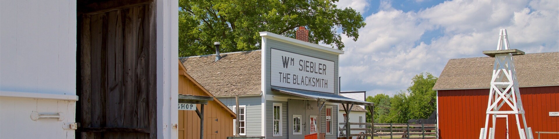 Stuhr Museum of the Prairie Pioneer showing a small town or village