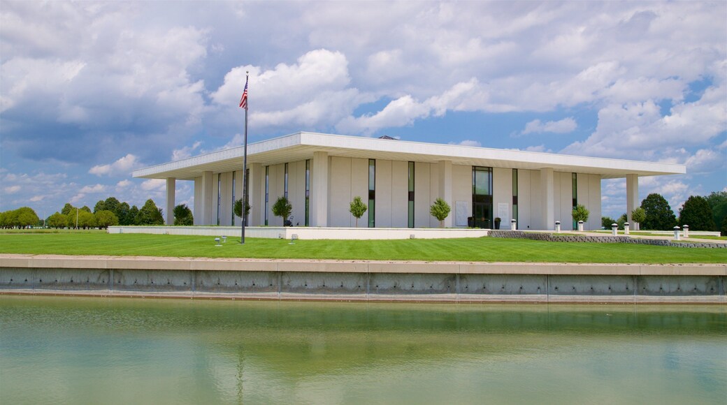 Museo Stuhr de los Pioneros mostrando un lago o abrevadero y arquitectura moderna