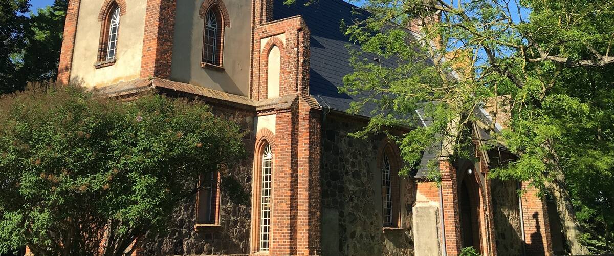 Die neugotische Saalkirche in Wilmersdorf entstand in den Jahren 1880 bis 1883 unter Verwendung von Material eines Vorgängerbaus. In dem Bauwerk in Briesen (Mark) steht unter anderem ein 1703 gestiftetes Altarretabel.