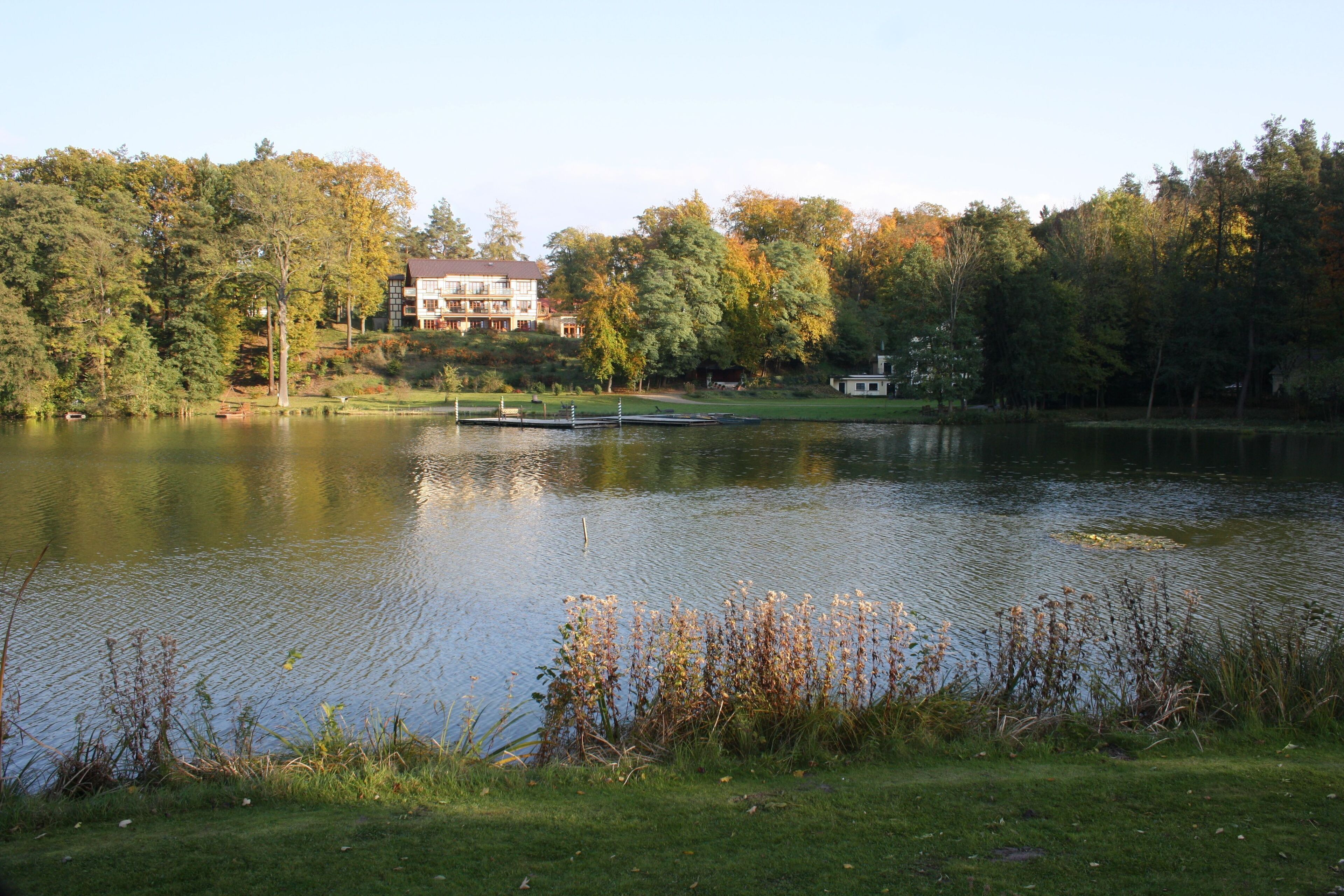 Herbstlicher Rundwanderweg Madlitzer See 31 Hotelanlage Klostergut