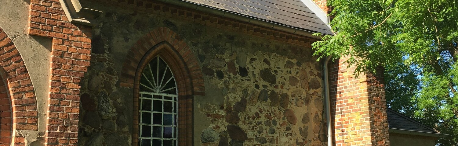 Die neugotische Saalkirche in Wilmersdorf entstand in den Jahren 1880 bis 1883 unter Verwendung von Material eines Vorgängerbaus. In dem Bauwerk in Briesen (Mark) steht unter anderem ein 1703 gestiftetes Altarretabel.