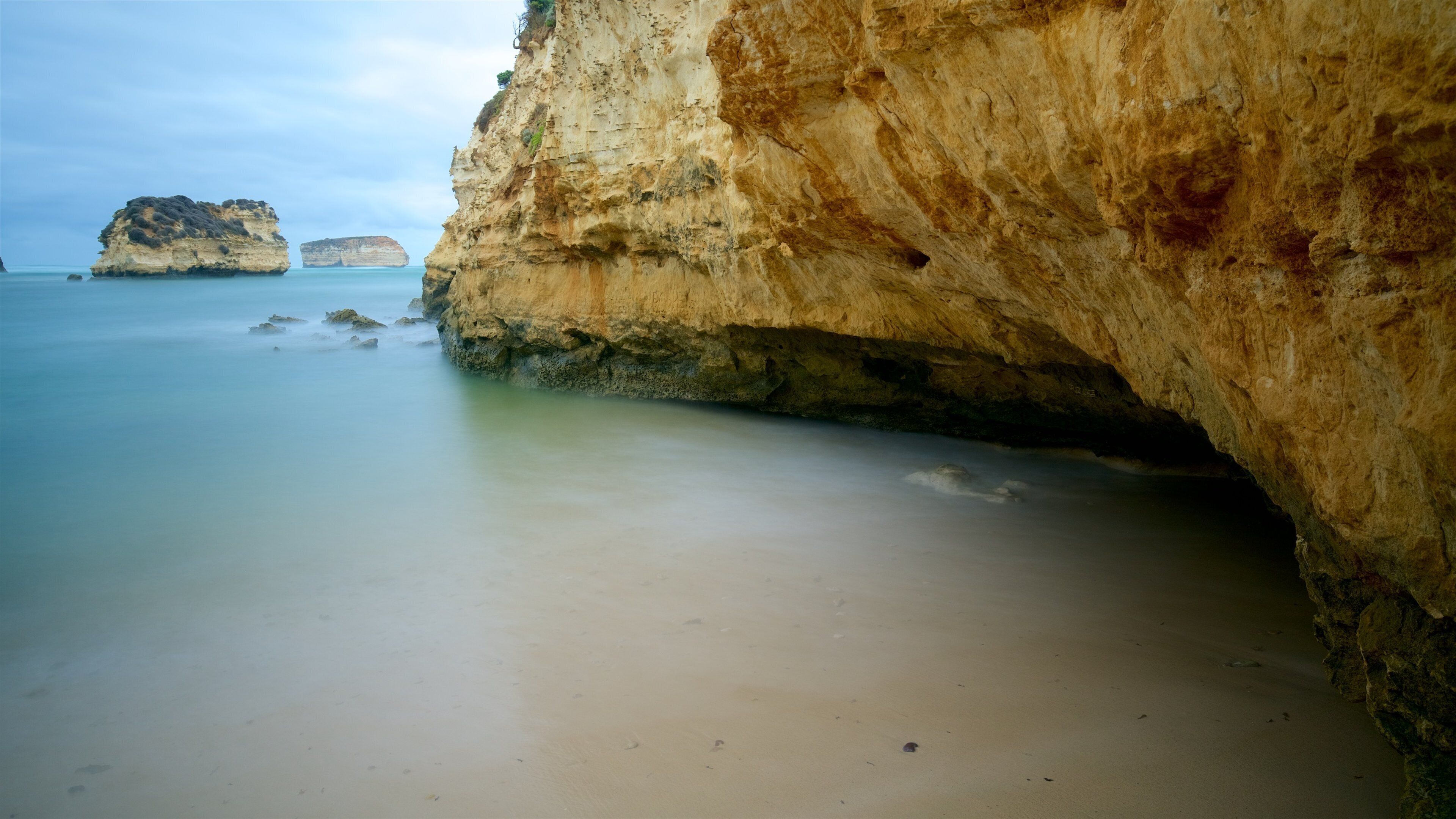 Parque costero Bay of Islands ofreciendo una playa y litoral accidentado