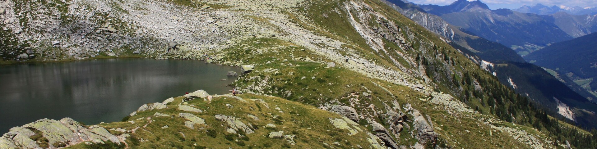 Auf Wanderung zwischen Missensteiner Joch (2128 m.ü.M.) und dem Kratzberger See (2122 m.ü.M.) im Wandergebiet Meran 2000 in Südtirol.