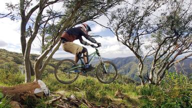 Pistes de ski du Mont Buller mettant en vedette montagnes et VTT aussi bien que homme