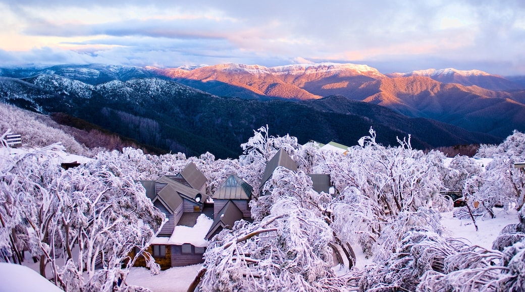 FjelletBuller skiløyper som inkluderer fjell, solnedgang og snø