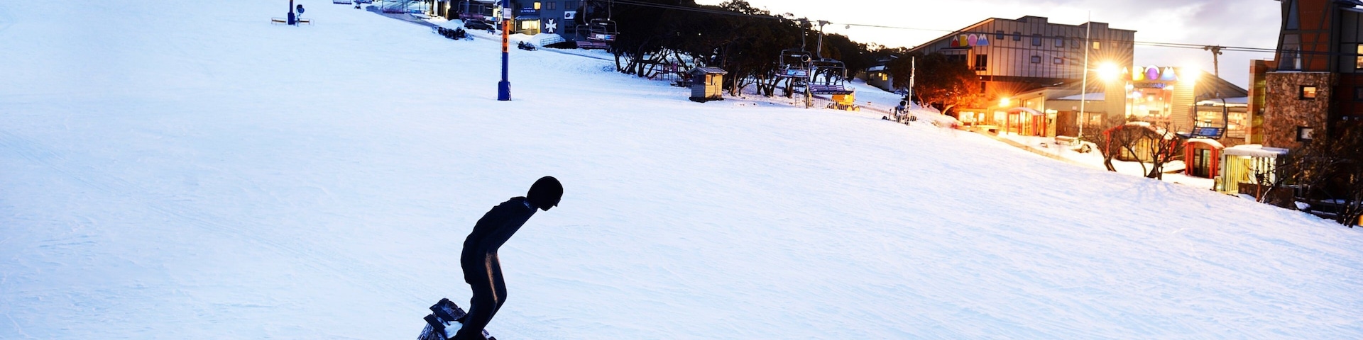 Mt.Buller Ski Slopes ofreciendo nieve, un hotel o complejo turístico de lujo y escenas nocturnas