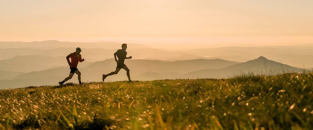 マウント ブラー スキー スロープ 表示 山々 と 夕焼け