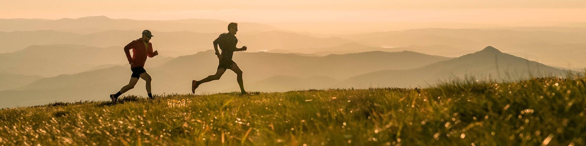 Mt.Buller Ski Slopes que incluye una puesta de sol y montañas