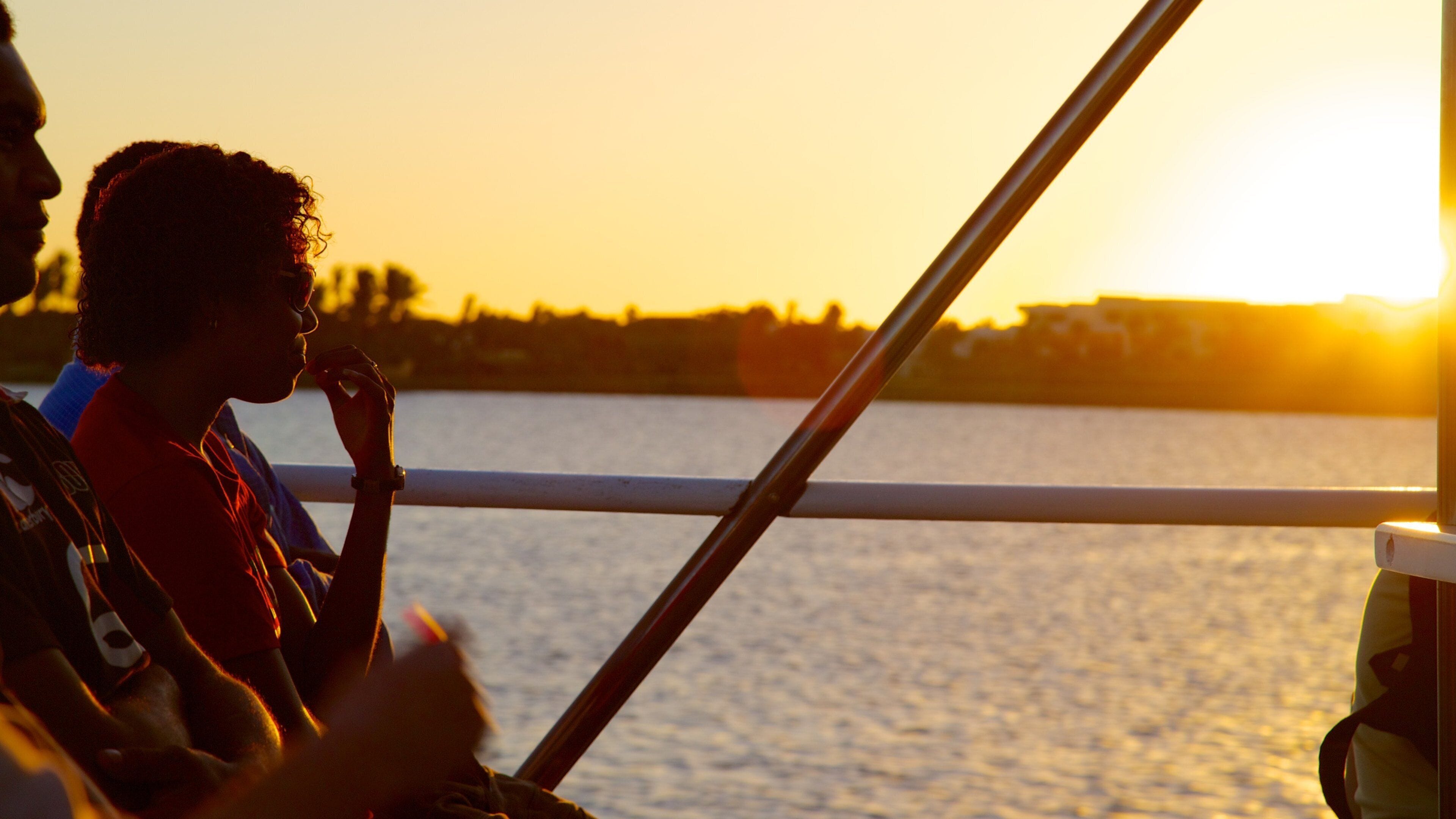 Port Denarau bevat een zonsondergang, algemene kustgezichten en varen