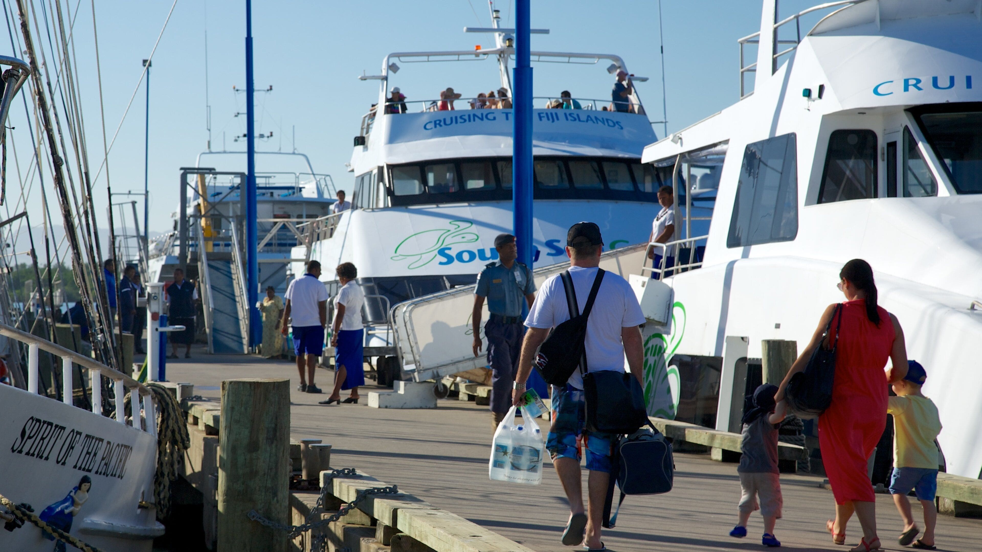 Port Denarau mostrando canoagem e uma marina assim como um grande grupo de pessoas