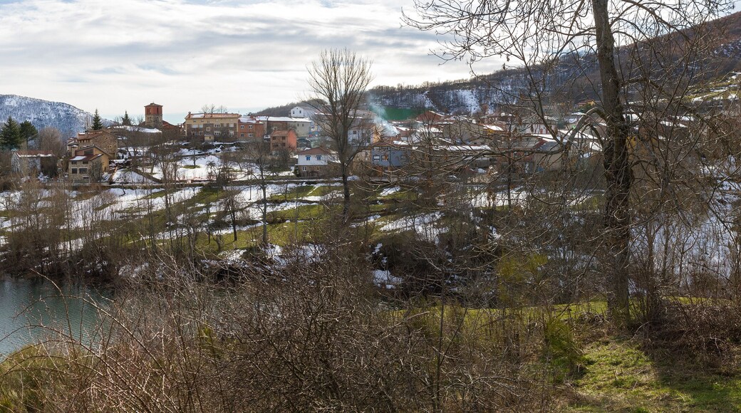 Localidad Montañosa de Otero de Guardo en Palencia en Invierno con Nieve