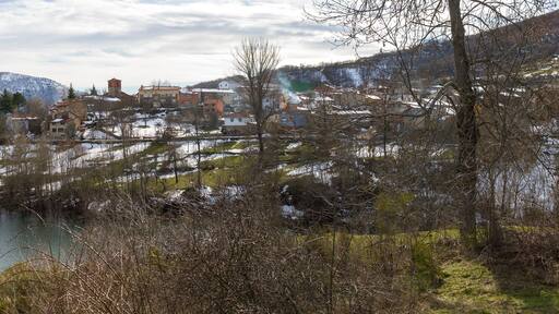 Localidad Montañosa de Otero de Guardo en Palencia en Invierno con Nieve