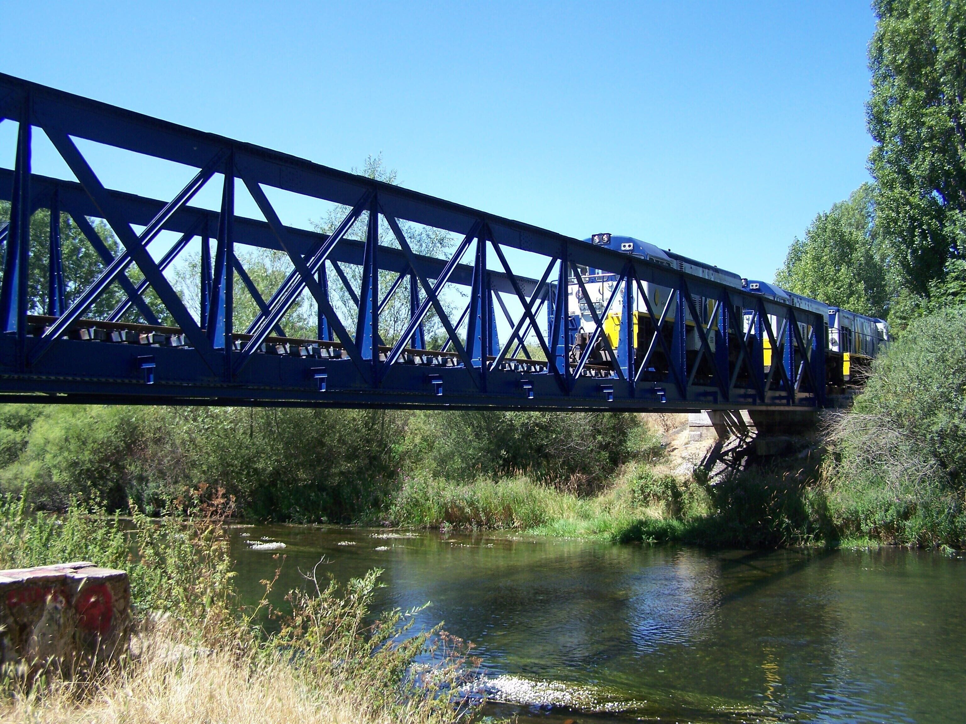 Tren carbonero circulando sobre el puente de hierro de Guardo