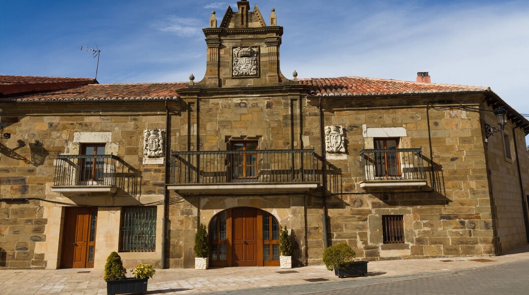 Palacio de los Enriquez del siglo XVIII en la localidad de Velilla del Rio Carrion de la provincia de Palencia en España