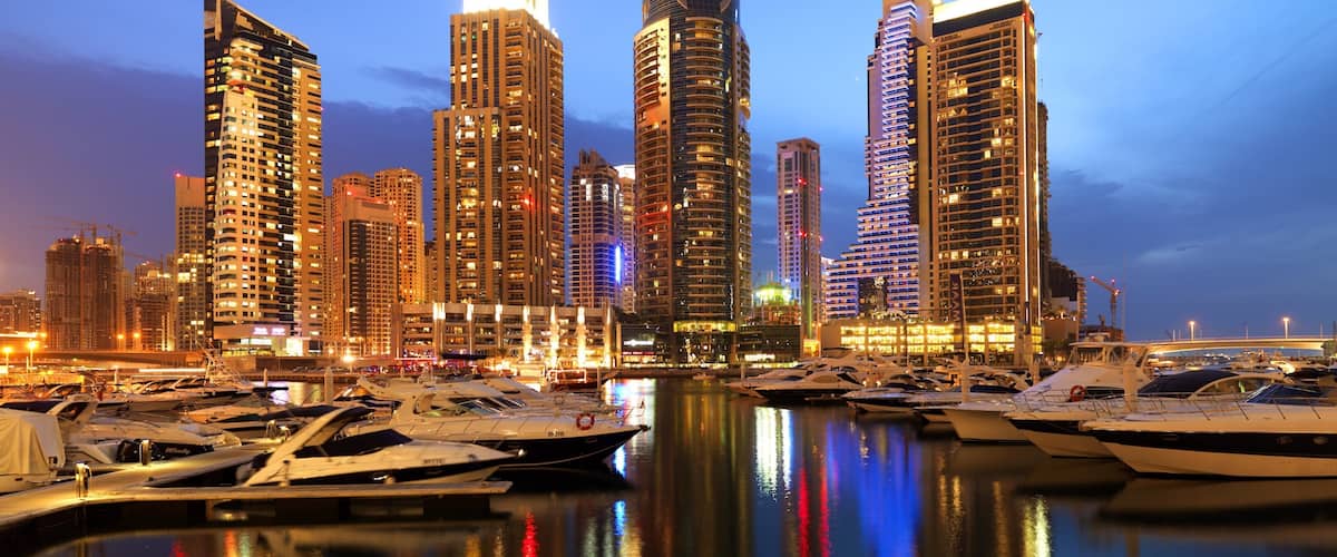 Marina de DubaĂŻ qui includes scĂšnes de nuit, marina et vues de la ville
