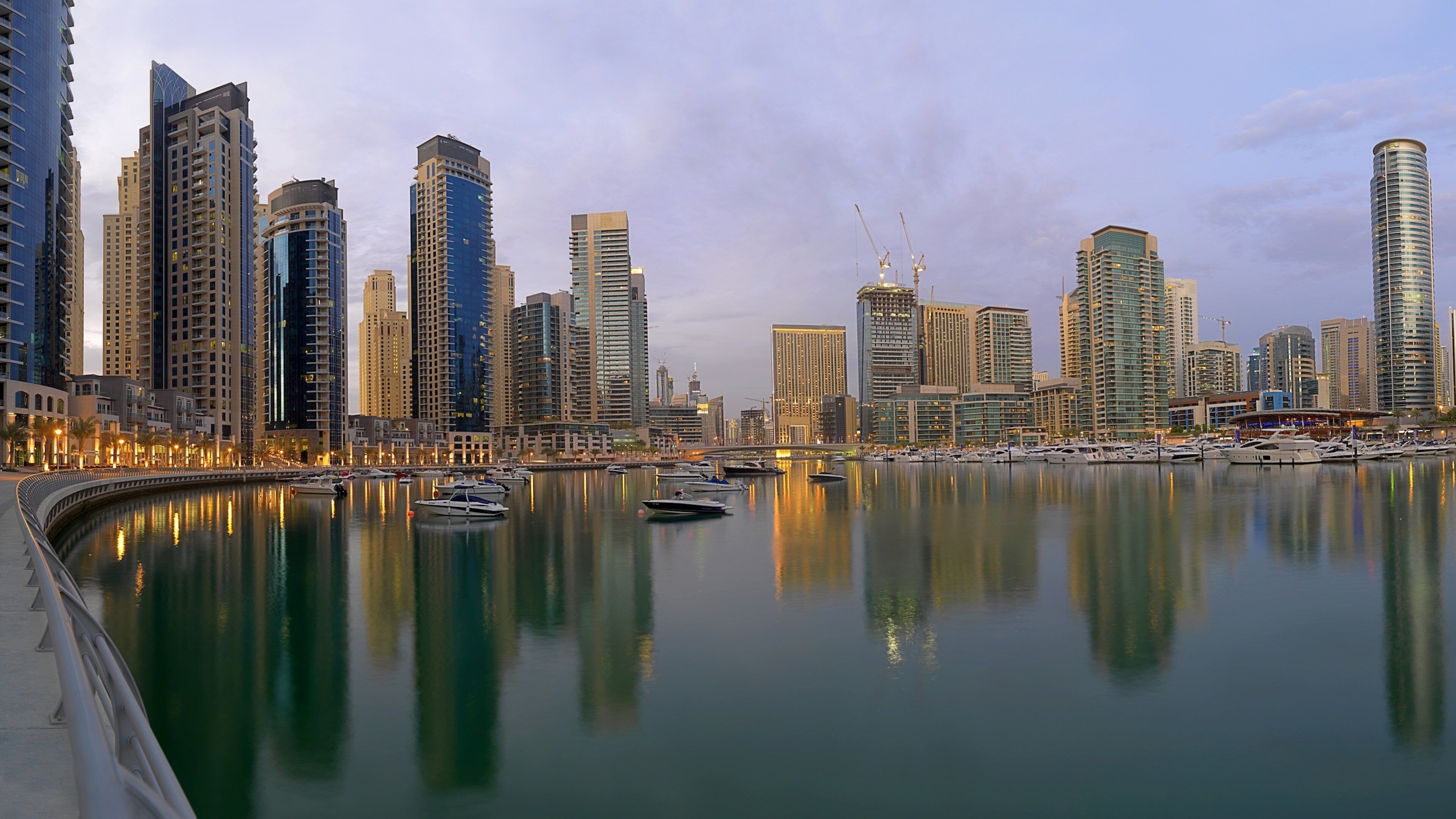 Dubai Marina fasiliteter samt silhuett, kyst og byutsikt