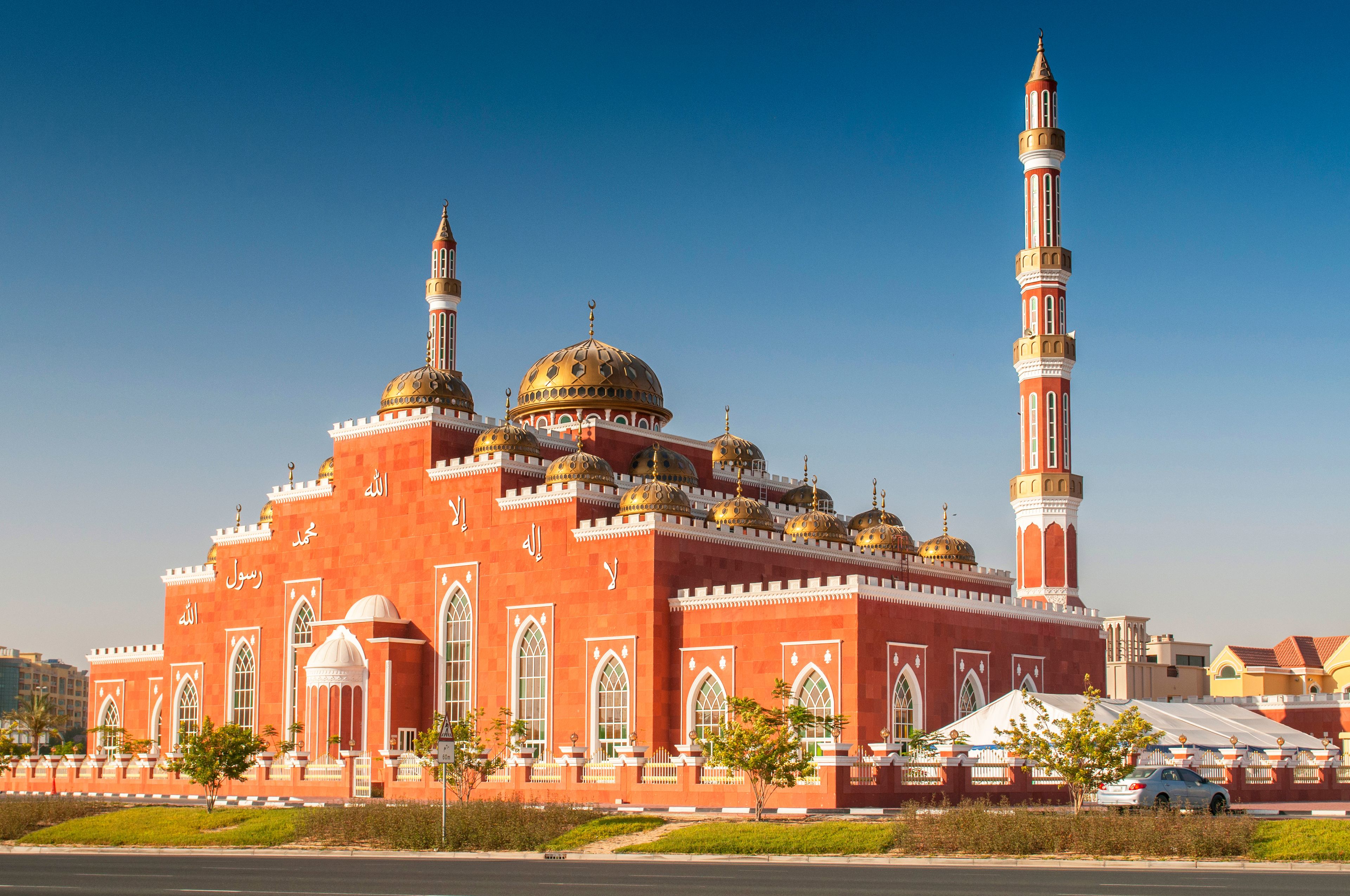 Uma mesquita com várias cúpulas e minaretes.