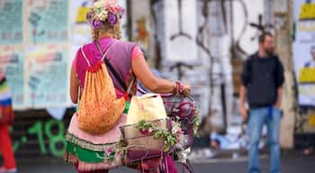 Kreuzberg que inclui arte ao ar livre assim como uma mulher sozinha