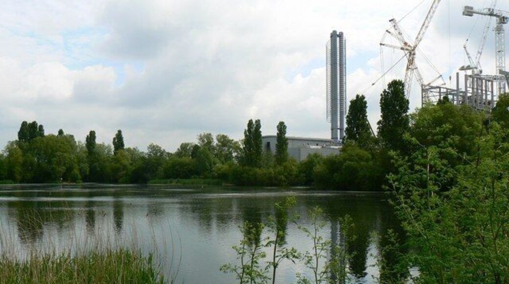 Grundon Lakeside Road Incinerator, Colnbrook This is a fairly new incinerator designed to burn waste of various sorts. Licences have been issued by the Environment Agency in respect of two companies: Grundon Waste Management Ltd http://maps.environment-agency.gov.uk/wiyby/queryController?topic=pollution&ep=2ndtierquery&lang=_e&layerGroups=4&x=503880.0&y=177330.0&extraClause=AUTHORISATION_ID~%27FP3534SB%27&extraClause=YEAR~2007&textonly=off&latestValue=&latestField= and S Grundon (Waste) Ltd http://maps.environment-agency.gov.uk/wiyby/queryController?topic=pollution&ep=2ndtierquery&lang=_e&layerGroups=4&x=503880.0&y=177320.0&extraClause=AUTHORISATION_ID~%27BT2866IG%27&extraClause=YEAR~2007&textonly=off&latestValue=&latestField= Both are rated 'very good' in terms of 'Operator Performance'. Grundon's website: http://www.grundon.com/index.htm